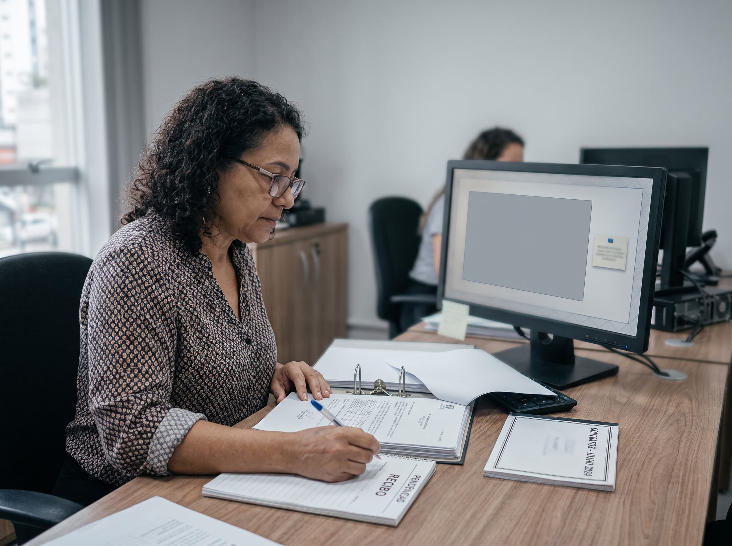 Profissional analisando informações antes de uma decisão